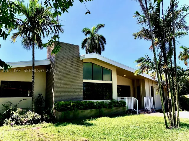 4-bedroom home for rent in Miami - 2560 NE 200th St 0 - MondialRealty