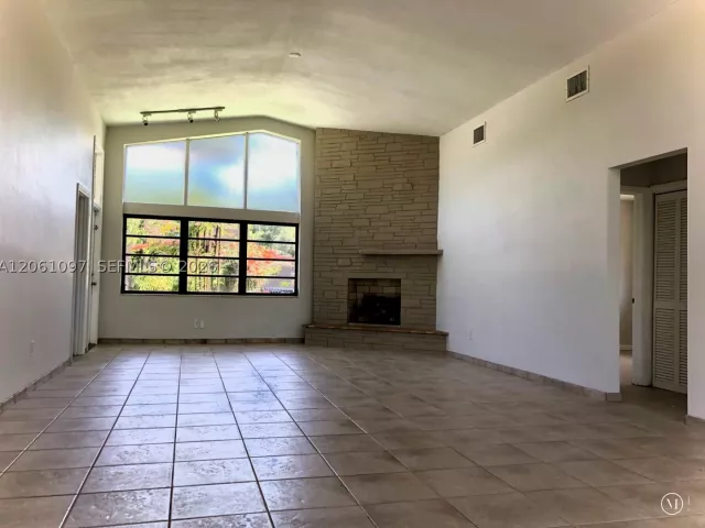 4-bedroom home for rent in Miami - 2560 NE 200th St 0 - MondialRealty