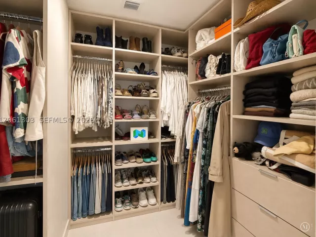 1-bedroom condo for sale in Miami - 700 NE 24th St 3004 - MondialRealty