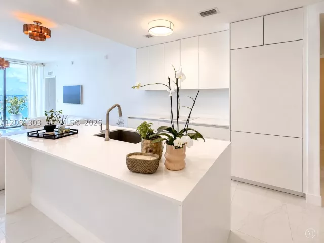 1-bedroom condo for sale in Miami - 700 NE 24th St 3004 - MondialRealty