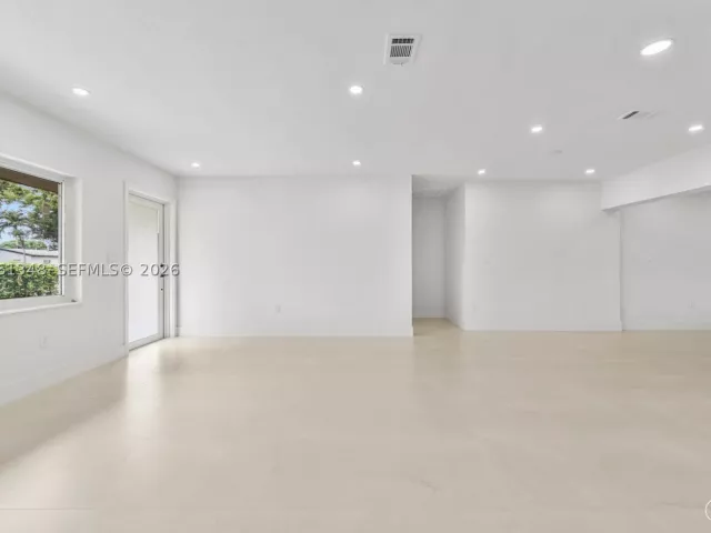5-bedroom home for sale in Miami Gardens - 16100 NW 28th Ct - MondialRealty