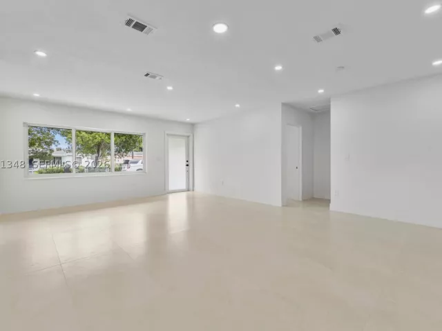 5-bedroom home for sale in Miami Gardens - 16100 NW 28th Ct - MondialRealty