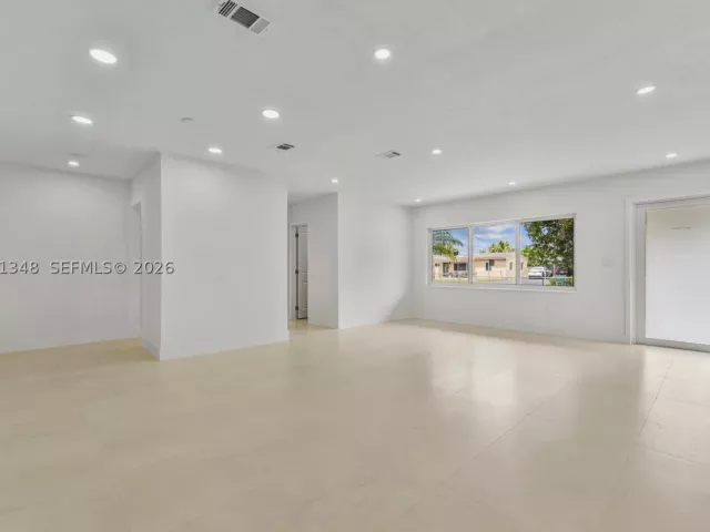 5-bedroom home for sale in Miami Gardens - 16100 NW 28th Ct - MondialRealty