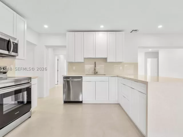 5-bedroom home for sale in Miami Gardens - 16100 NW 28th Ct - MondialRealty