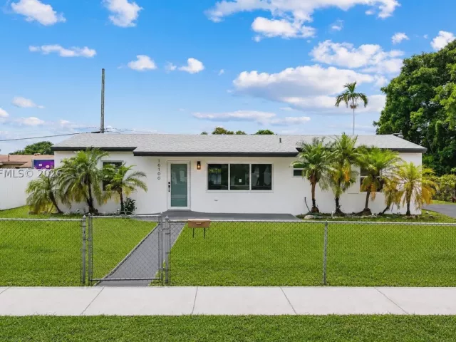 5-bedroom home for sale in Miami Gardens - 16100 NW 28th Ct - MondialRealty