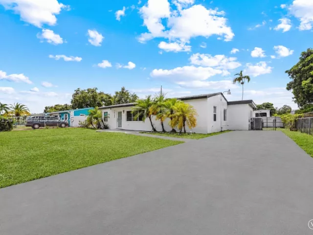 5-bedroom home for sale in Miami Gardens - 16100 NW 28th Ct - MondialRealty