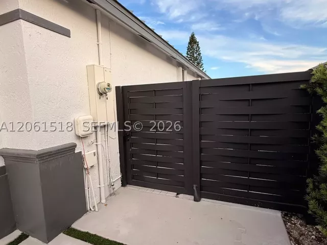 3-bedroom home for sale in Miami - 15462 SW 39th St - MondialRealty