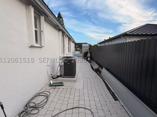 3-bedroom home for sale in Miami - 15462 SW 39th St - MondialRealty