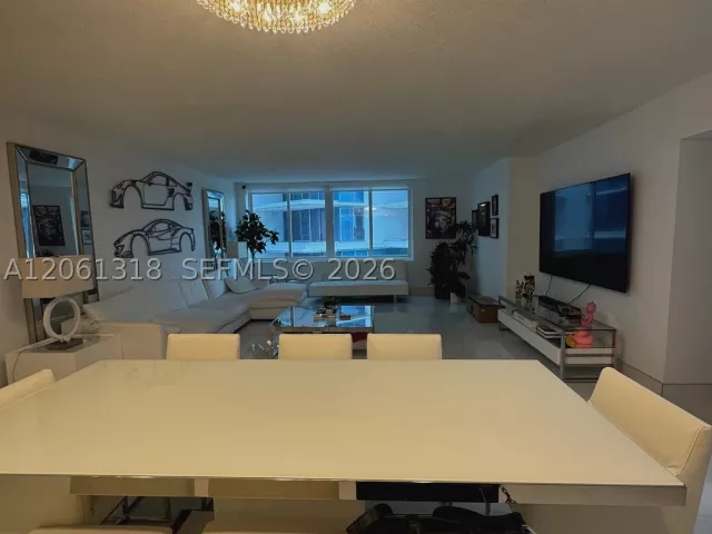 2-bedroom condo for sale in Miami Beach - 5401 Collins Ave 334 - MondialRealty