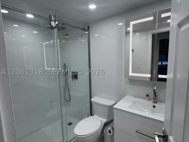 2-bedroom condo for sale in Miami Beach - 5401 Collins Ave 334 - MondialRealty