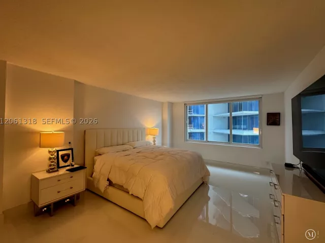 2-bedroom condo for sale in Miami Beach - 5401 Collins Ave 334 - MondialRealty