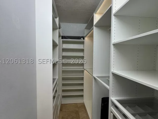 2-bedroom condo for sale in Miami Beach - 5401 Collins Ave 334 - MondialRealty