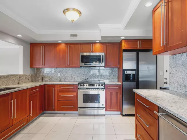 2-bedroom condo for sale in Fort Lauderdale - 3410 Galt Ocean Drive 609n - MondialRealty