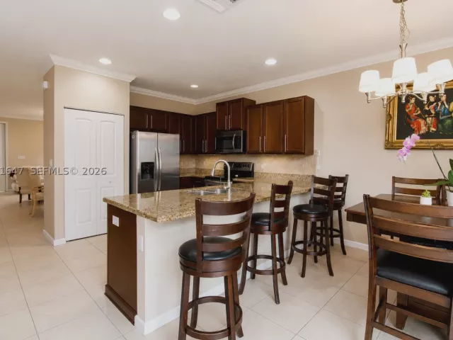6-bedroom home for sale in Homestead - 4190 NE 20th St - MondialRealty