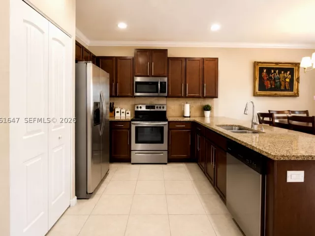 6-bedroom home for sale in Homestead - 4190 NE 20th St - MondialRealty
