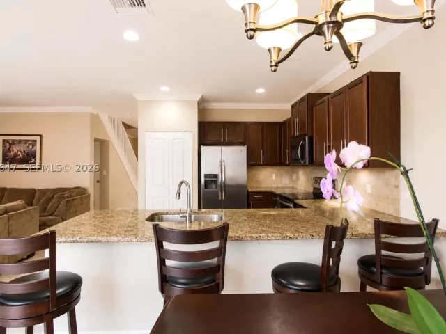 6-bedroom home for sale in Homestead - 4190 NE 20th St - MondialRealty