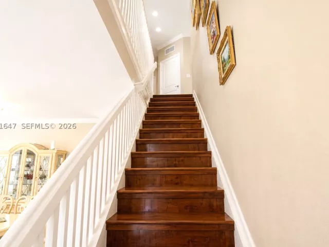 6-bedroom home for sale in Homestead - 4190 NE 20th St - MondialRealty