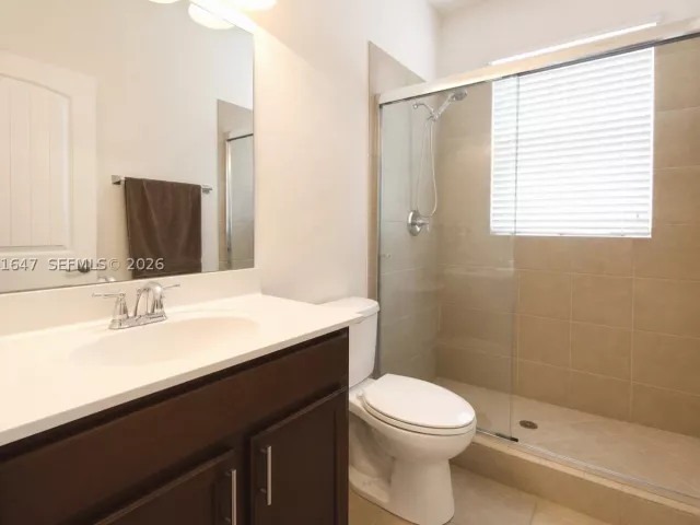 6-bedroom home for sale in Homestead - 4190 NE 20th St - MondialRealty