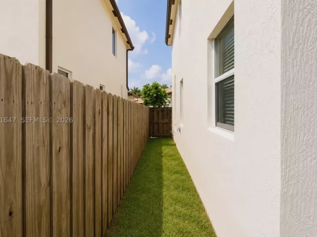 6-bedroom home for sale in Homestead - 4190 NE 20th St - MondialRealty