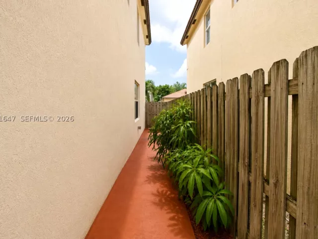 6-bedroom home for sale in Homestead - 4190 NE 20th St - MondialRealty