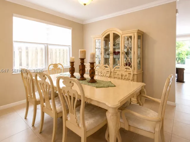 6-bedroom home for sale in Homestead - 4190 NE 20th St - MondialRealty