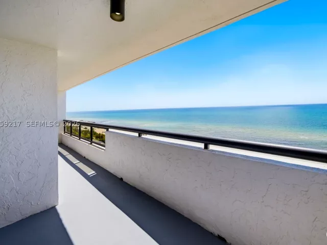 2-bedroom condo for sale in Miami Beach - 2555 Collins Ave 1511 - MondialRealty