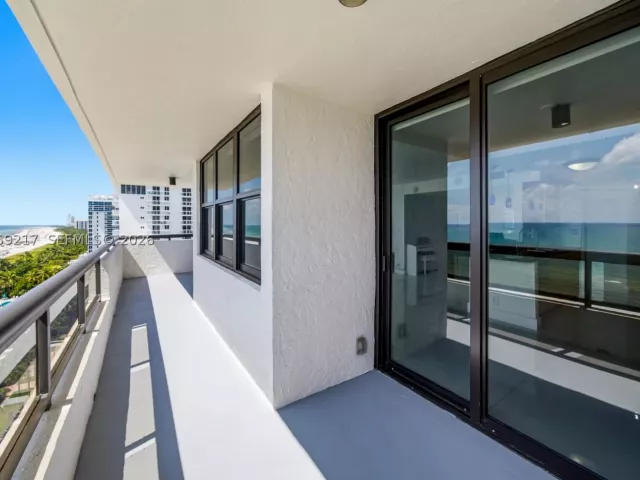 2-bedroom condo for sale in Miami Beach - 2555 Collins Ave 1511 - MondialRealty