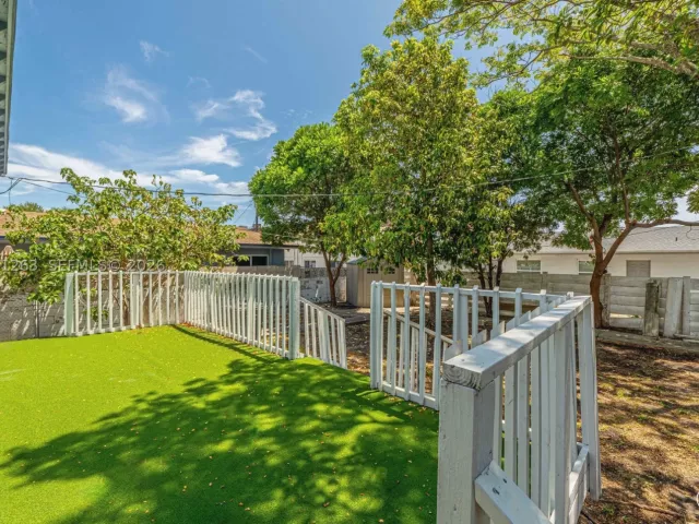 3-bedroom home for sale in Hollywood - 1777 N 17th Ct - MondialRealty