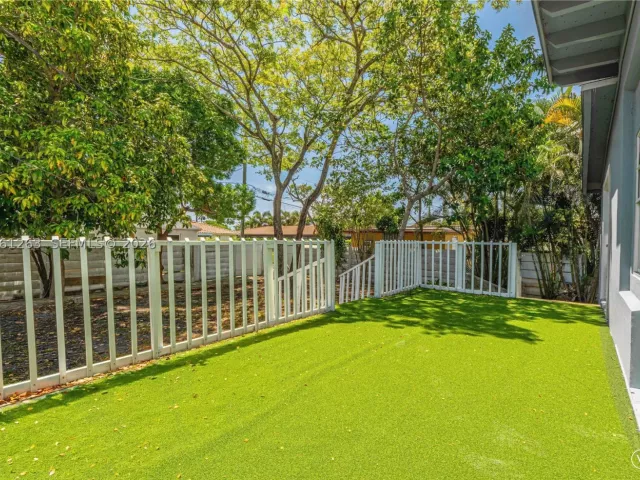 3-bedroom home for sale in Hollywood - 1777 N 17th Ct - MondialRealty