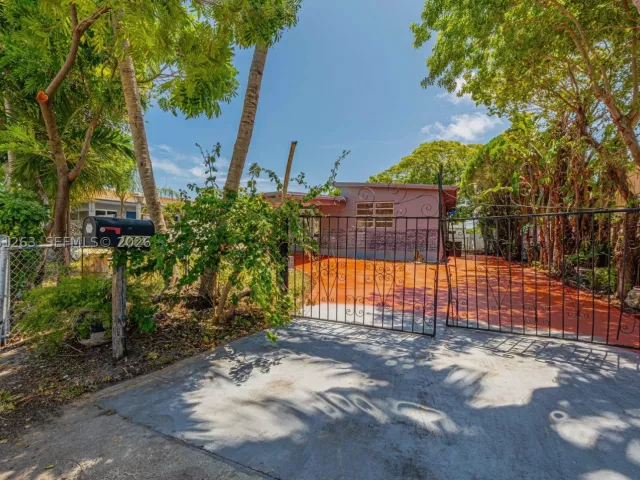 3-bedroom home for sale in Hollywood - 1777 N 17th Ct - MondialRealty