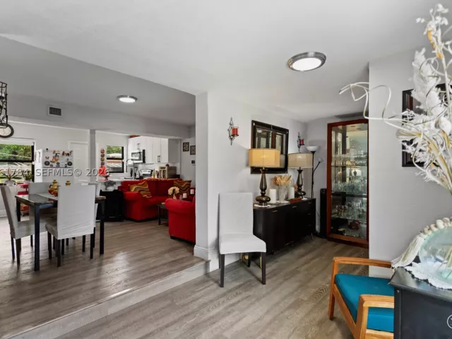 3-bedroom home for sale in Hollywood - 2407 Dewey St - MondialRealty