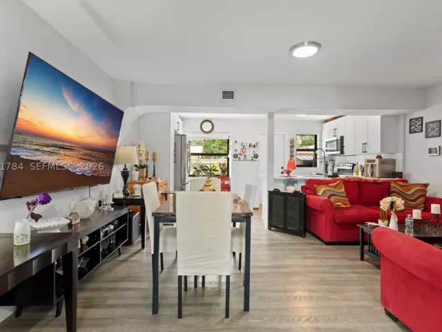 3-bedroom home for sale in Hollywood - 2407 Dewey St - MondialRealty