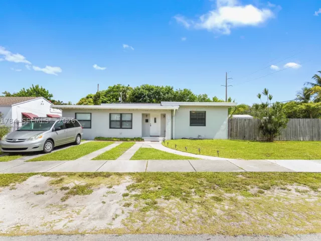 3-bedroom home for sale in Hollywood - 2407 Dewey St - MondialRealty
