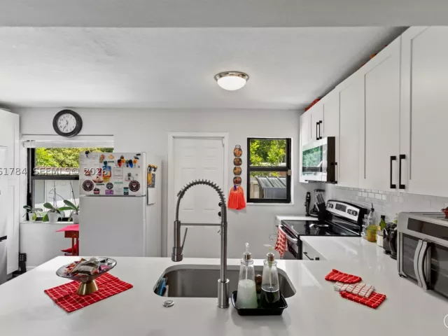 3-bedroom home for sale in Hollywood - 2407 Dewey St - MondialRealty