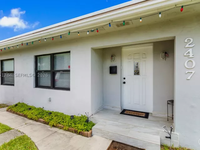 3-bedroom home for sale in Hollywood - 2407 Dewey St - MondialRealty