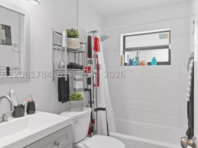 3-bedroom home for sale in Hollywood - 2407 Dewey St - MondialRealty