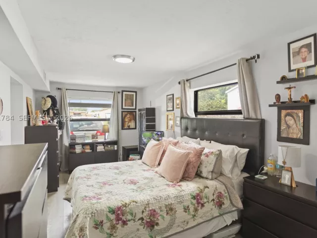3-bedroom home for sale in Hollywood - 2407 Dewey St - MondialRealty