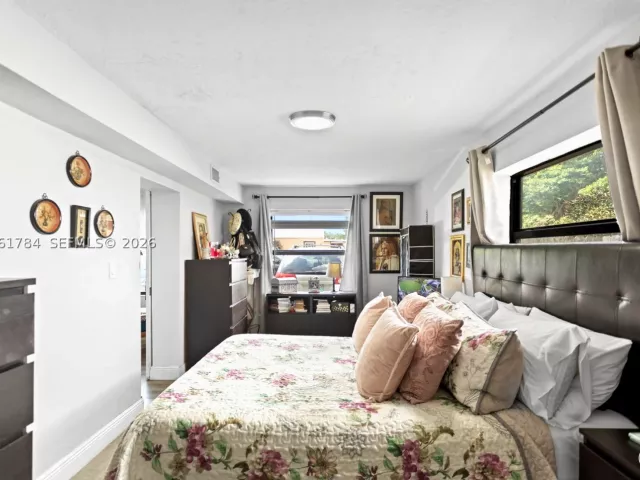 3-bedroom home for sale in Hollywood - 2407 Dewey St - MondialRealty