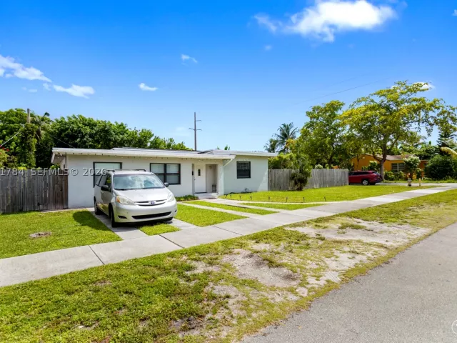 3-bedroom home for sale in Hollywood - 2407 Dewey St - MondialRealty