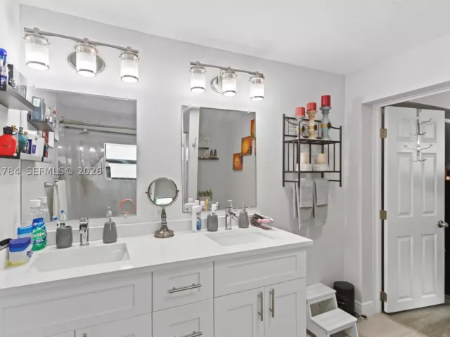 3-bedroom home for sale in Hollywood - 2407 Dewey St - MondialRealty