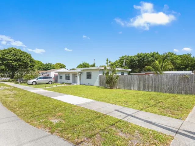3-bedroom home for sale in Hollywood - 2407 Dewey St - MondialRealty
