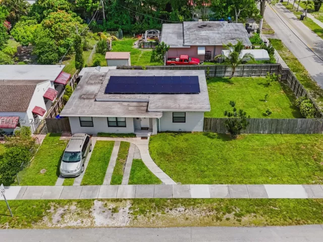 3-bedroom home for sale in Hollywood - 2407 Dewey St - MondialRealty