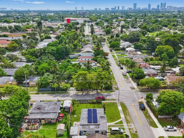 3-bedroom home for sale in Hollywood - 2407 Dewey St - MondialRealty
