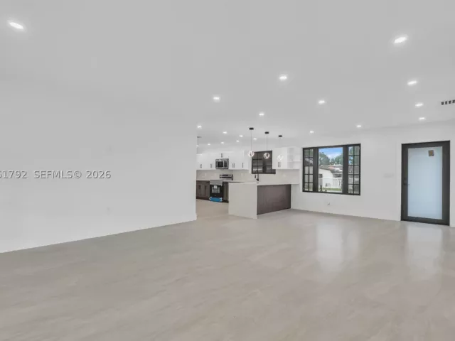 5-bedroom home for sale in Miami - 2000 SW 84th Ave - MondialRealty
