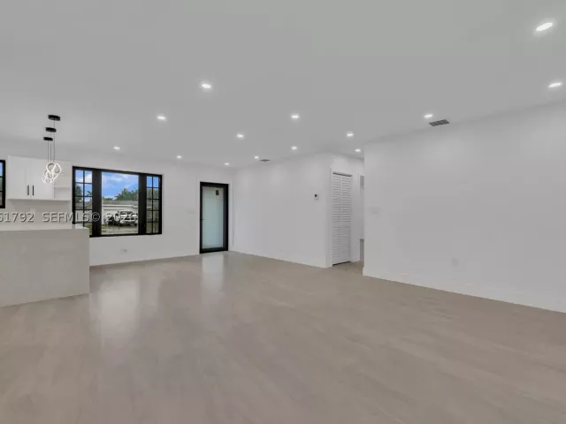 5-bedroom home for sale in Miami - 2000 SW 84th Ave - MondialRealty