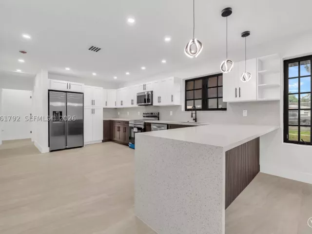 5-bedroom home for sale in Miami - 2000 SW 84th Ave - MondialRealty