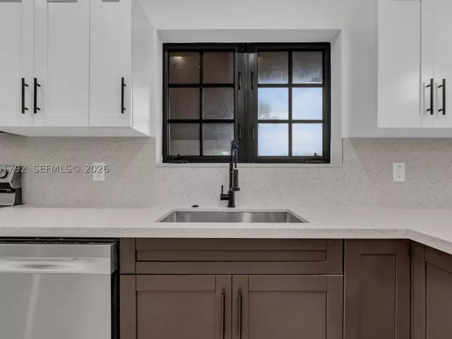 5-bedroom home for sale in Miami - 2000 SW 84th Ave - MondialRealty