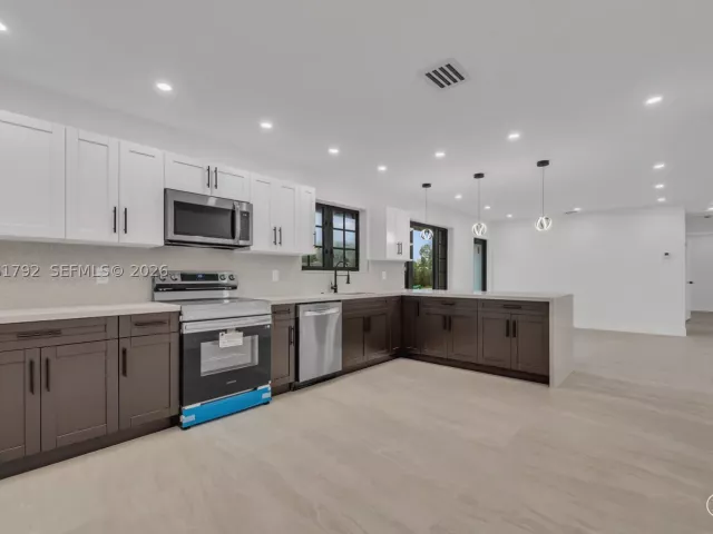 5-bedroom home for sale in Miami - 2000 SW 84th Ave - MondialRealty