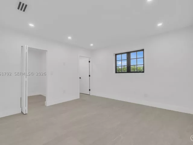 5-bedroom home for sale in Miami - 2000 SW 84th Ave - MondialRealty