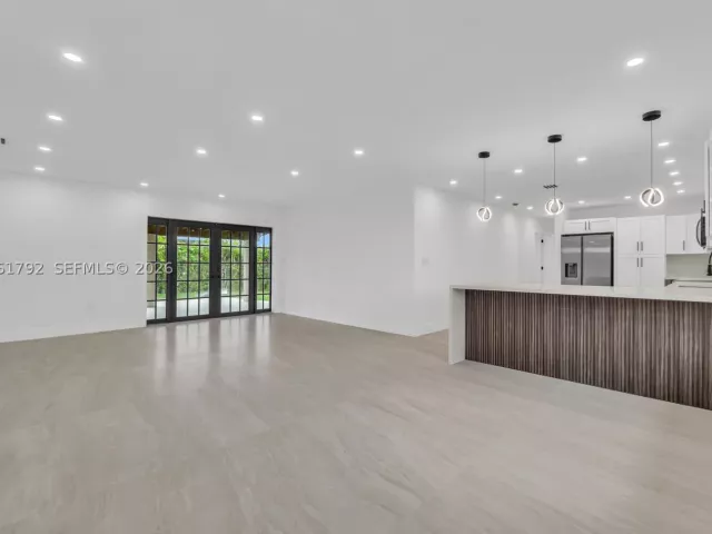 5-bedroom home for sale in Miami - 2000 SW 84th Ave - MondialRealty